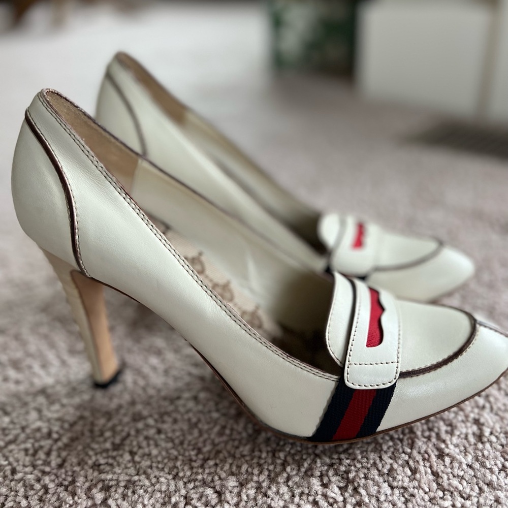 Authentic Vintage Gucci Lifford Penny Loafer Pumps with Classic Ribbon.